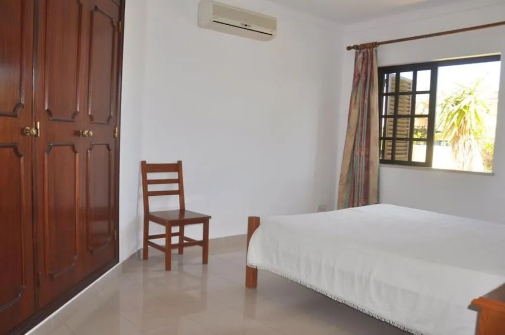 Spacious 4 bedroom villa, private pool, free air conditioning and wifi