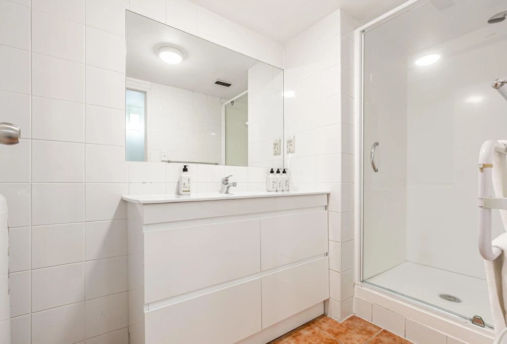 Lovely 2-Bedroom Apartment with Free Parking