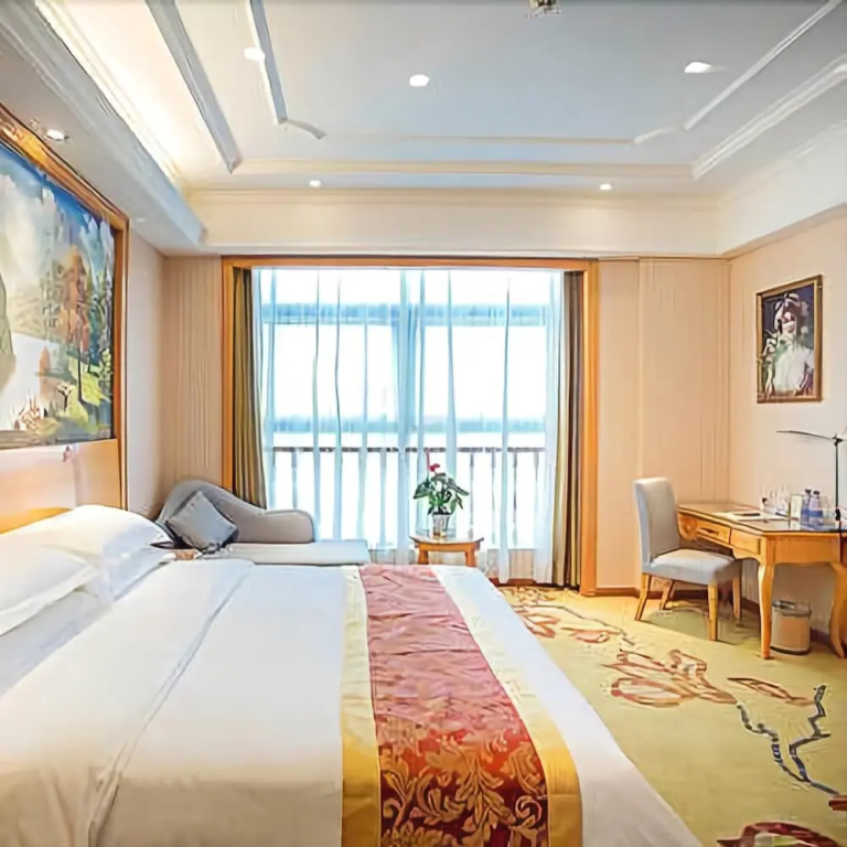 Vienna International Hotel (Leshan High-speed Railway Station)