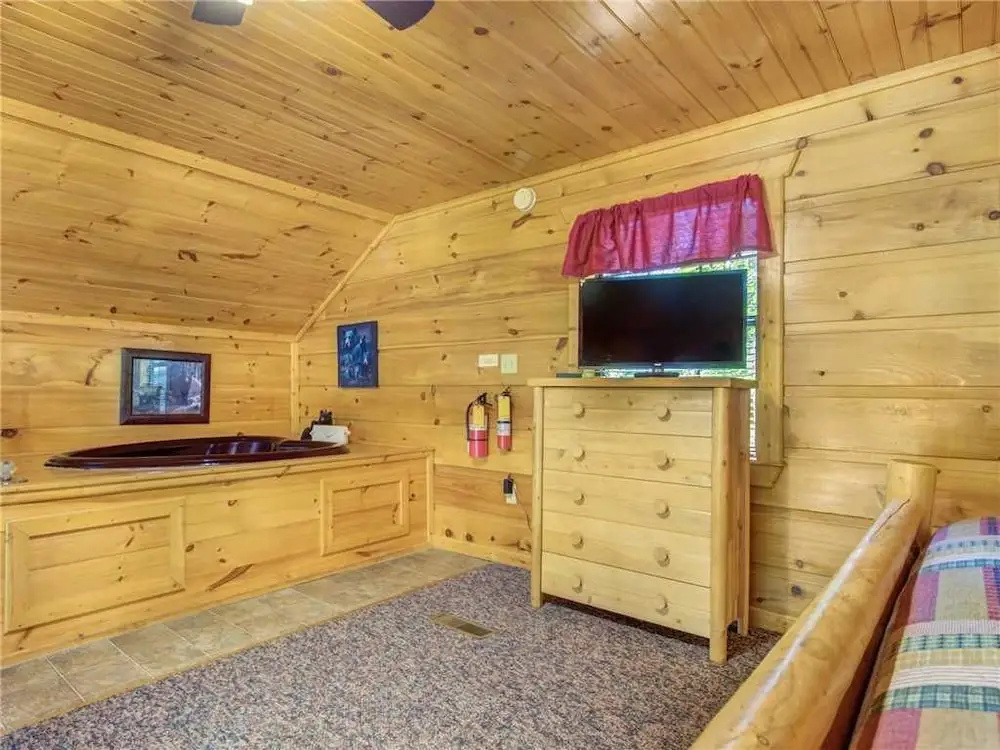 Bearadise 1 Bedroom Home with Hot Tub