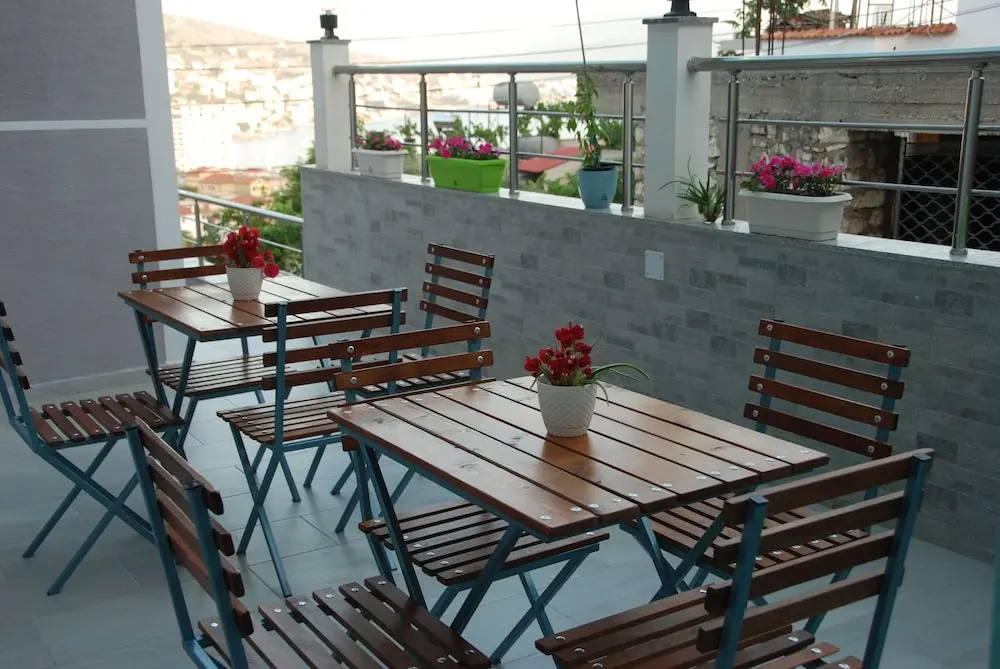 Crown Deluxe Apartments
