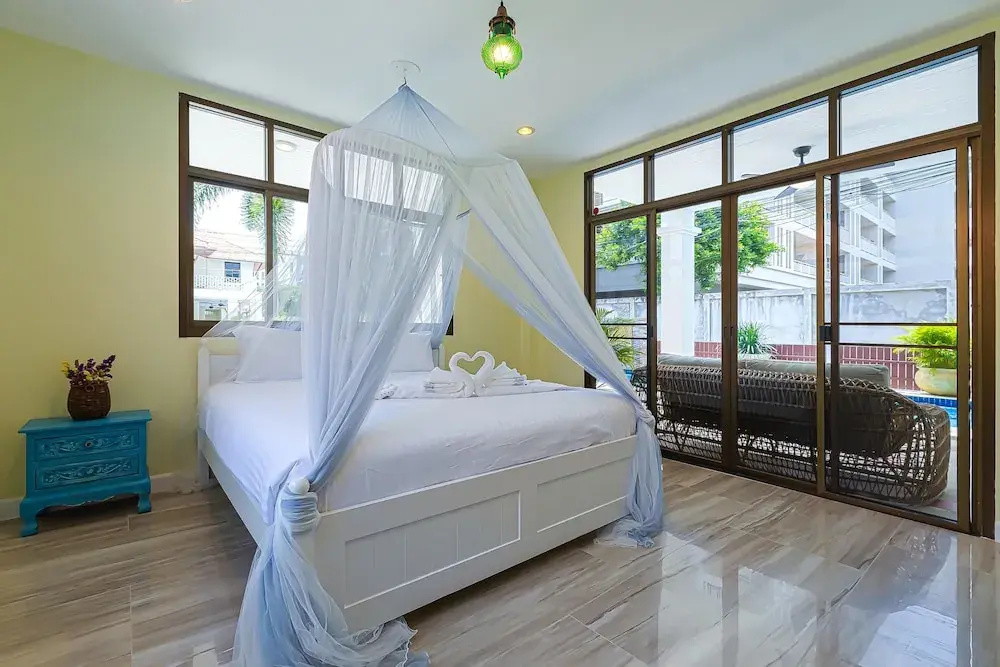 Pool villa  4 BR walking to Beach HV