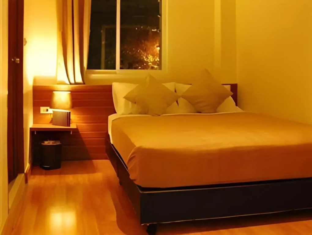 White House Asoke Sukhumvit 18