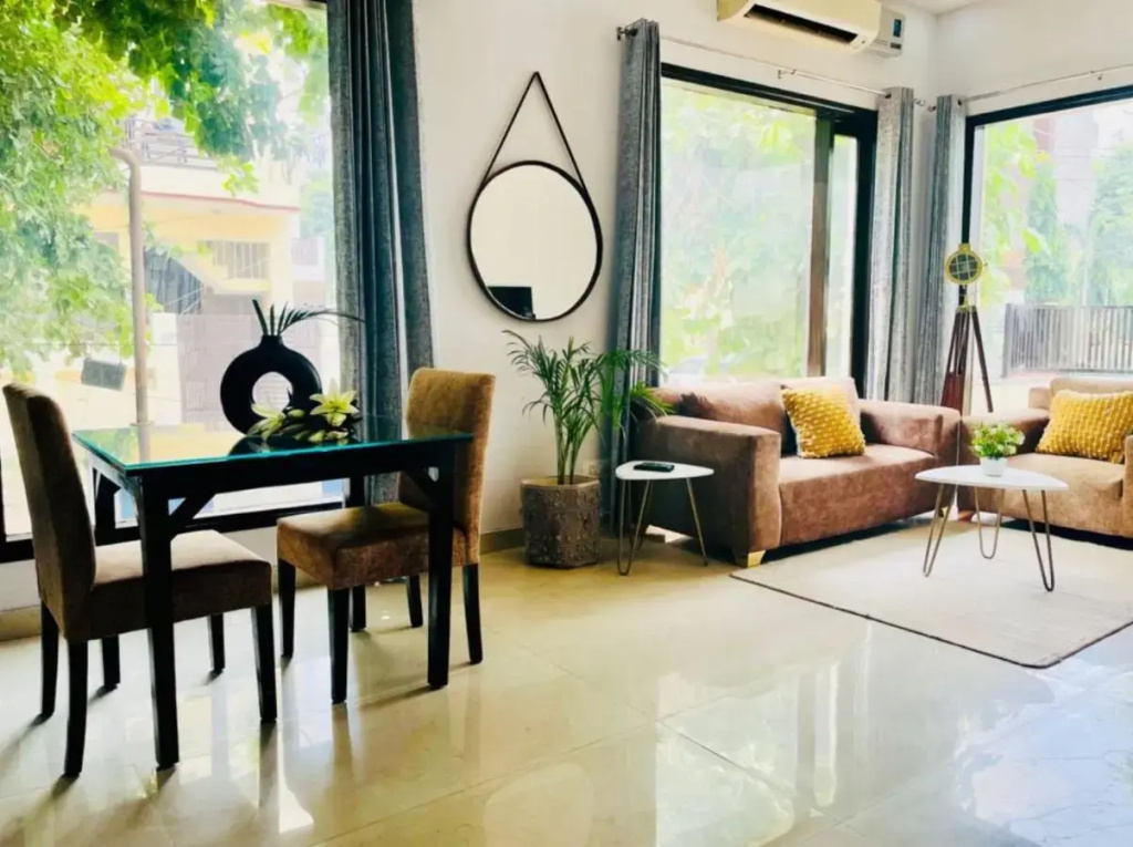 Bluo 3Bhk - Dlf Galleria - Bathtub, Balcony