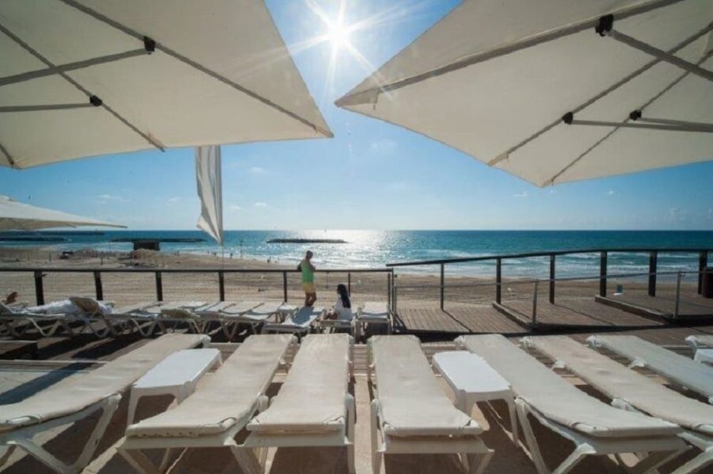 Beachfront w SeaView In a beautiful bldg
