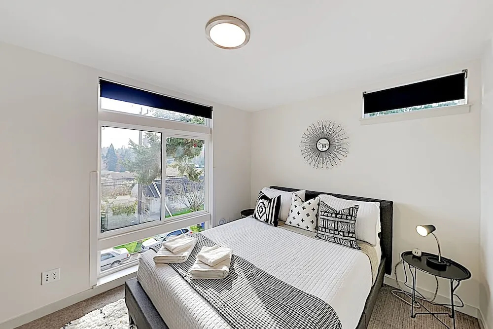 New Listing! New-build Ballard : Rooftop Deck 4 Bedroom Home