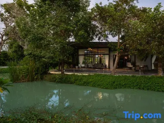 Huge Pool Villa with Private Lake 4BR 10 Persons