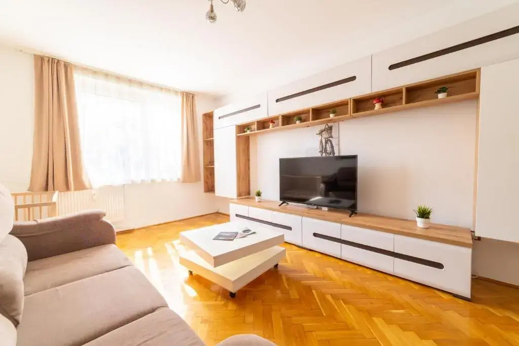 Comfort 14 - Quiet City Apartment with Free Parking