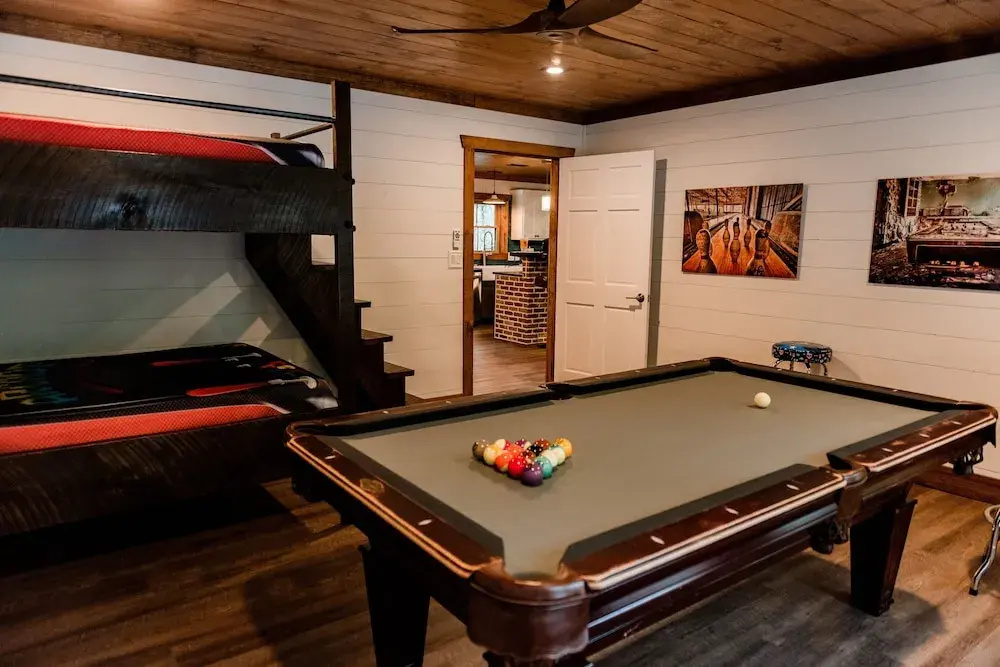 Bigfoots Retreat 2 Bedroom Chalet by RedAwning