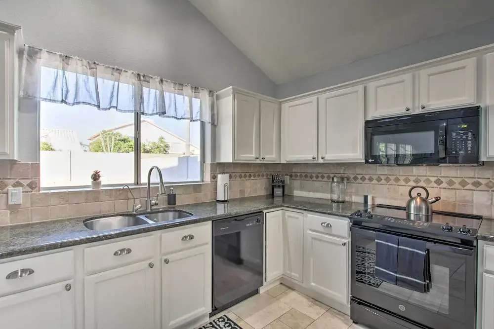Glendale Getaway: Pool, Hot Tub & Ping-pong Table!