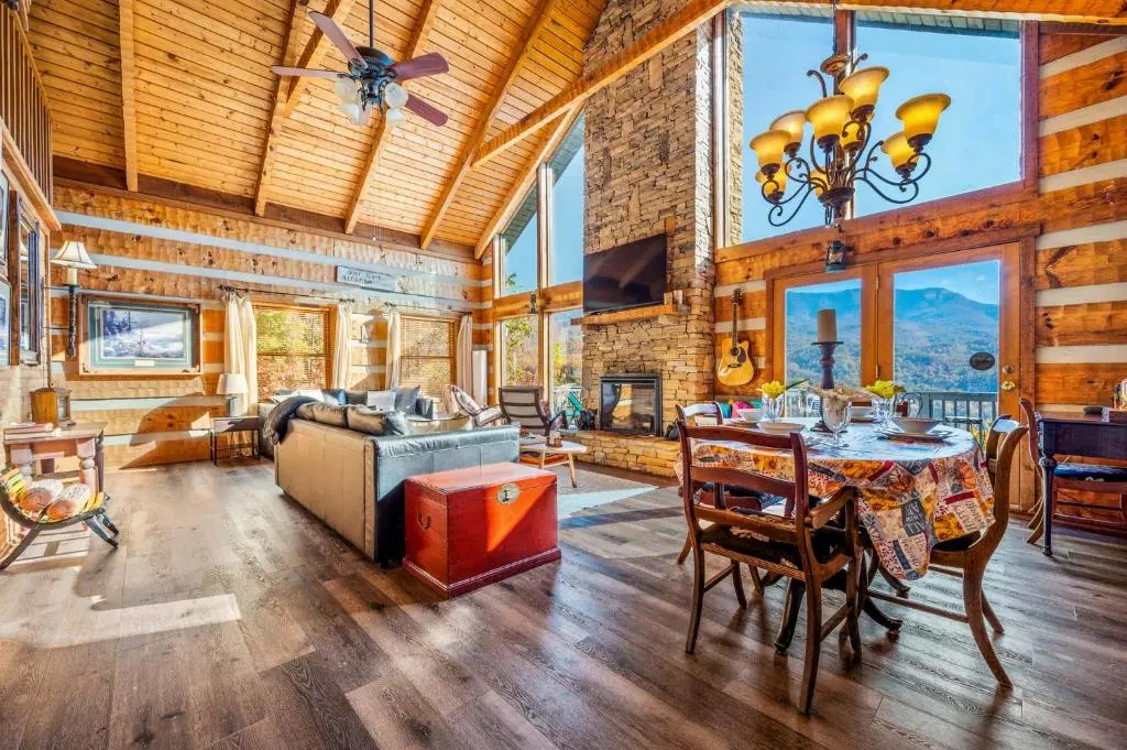 Barenberg Cabin - Secluded Unobstructed Panoramic Smoky Mountains View with Two Master Suites, Loft Game Room, and Hot Tub