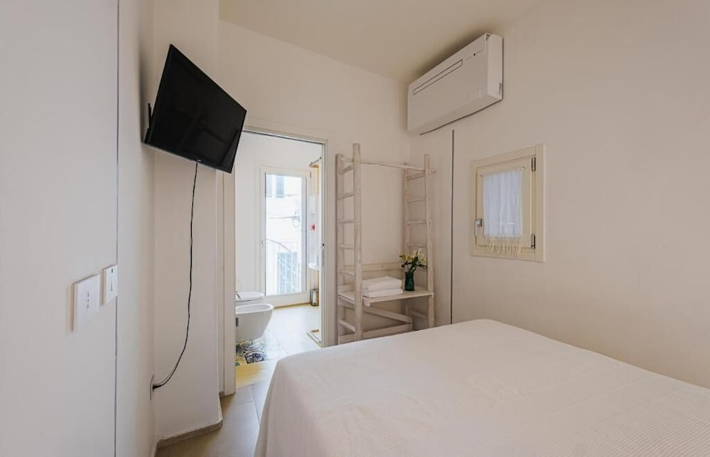 Seafront Apartments by Carlo V Castle, Monopoli Old Town - HelloAPULIA Al Castello di Amec