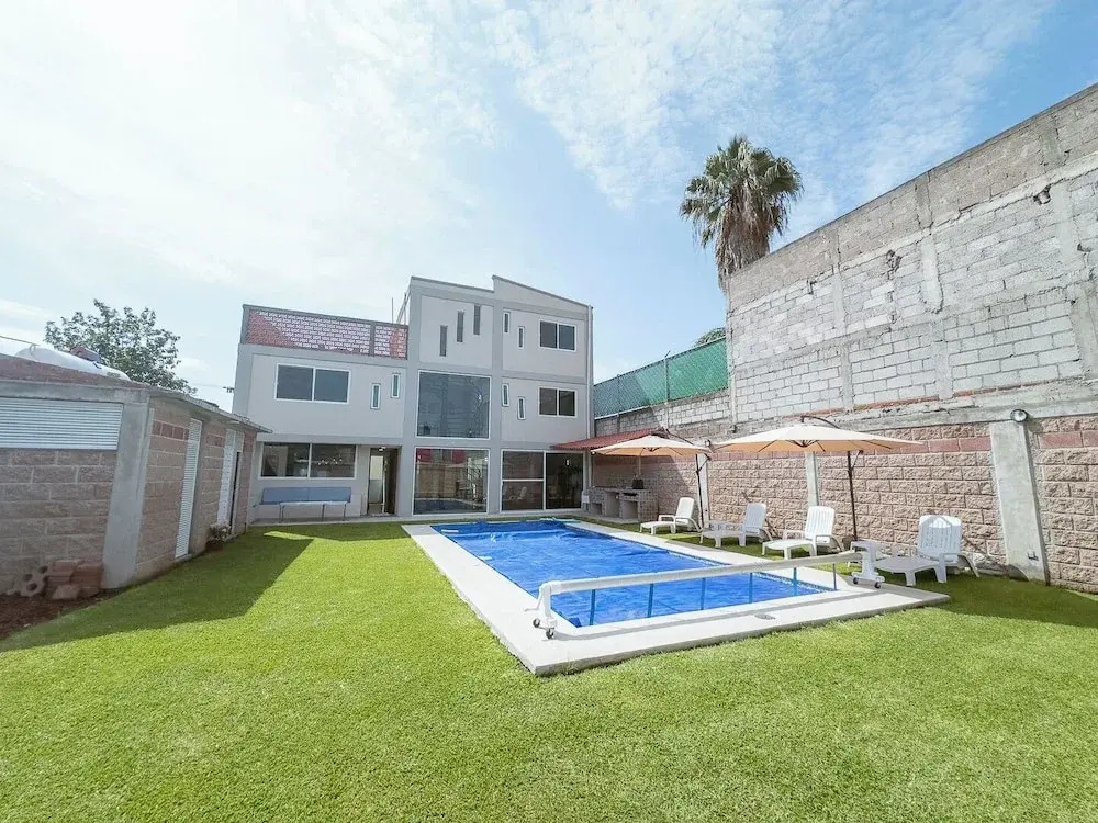 New Comfortable Retreat. Pool & BBQ