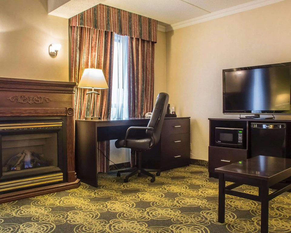 Comfort Hotel & Suites