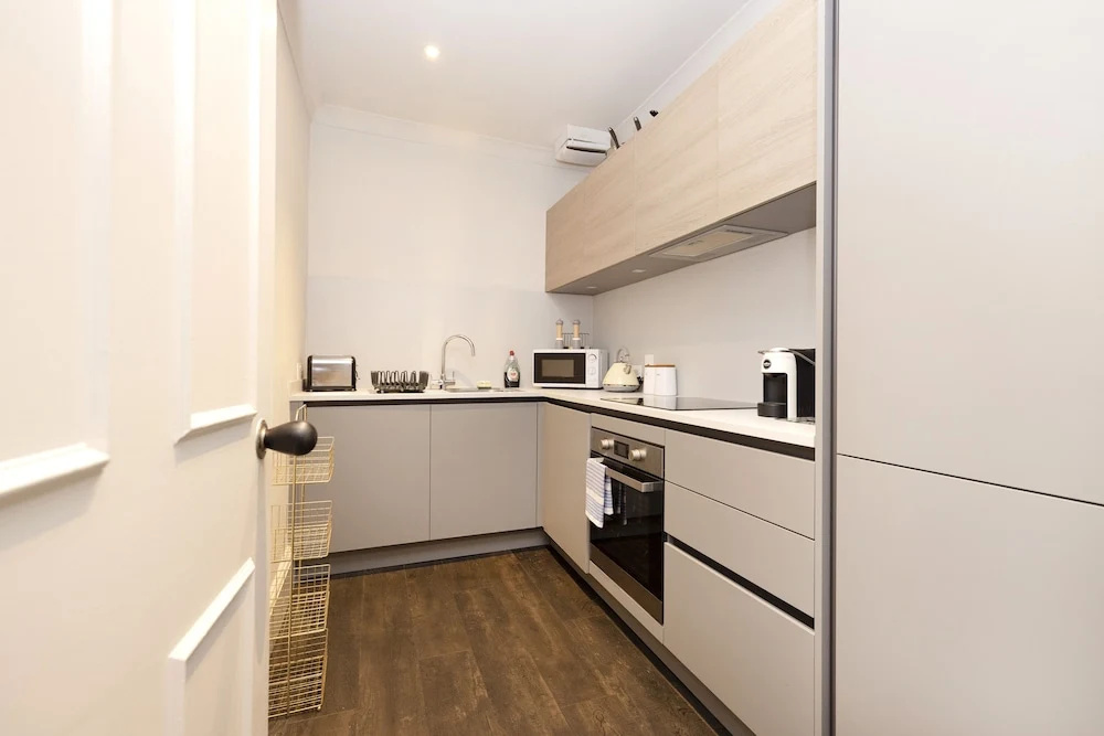 JOIVY Iconic Cockburn Street 4 Bedroom Apartment: Heart of Old Town