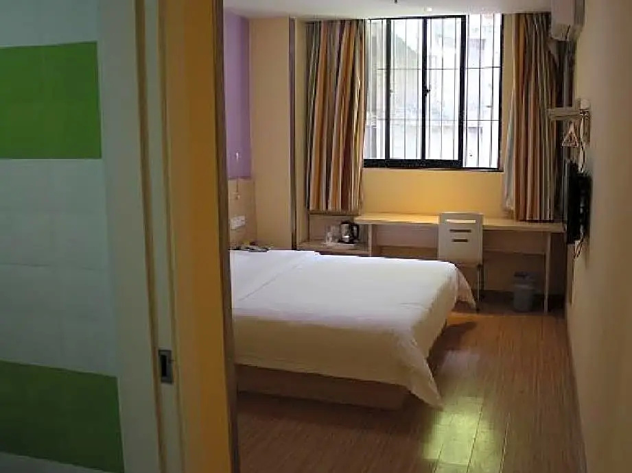 7 Days Inn Chongqing Jiefangbei 1st Bridge Branch