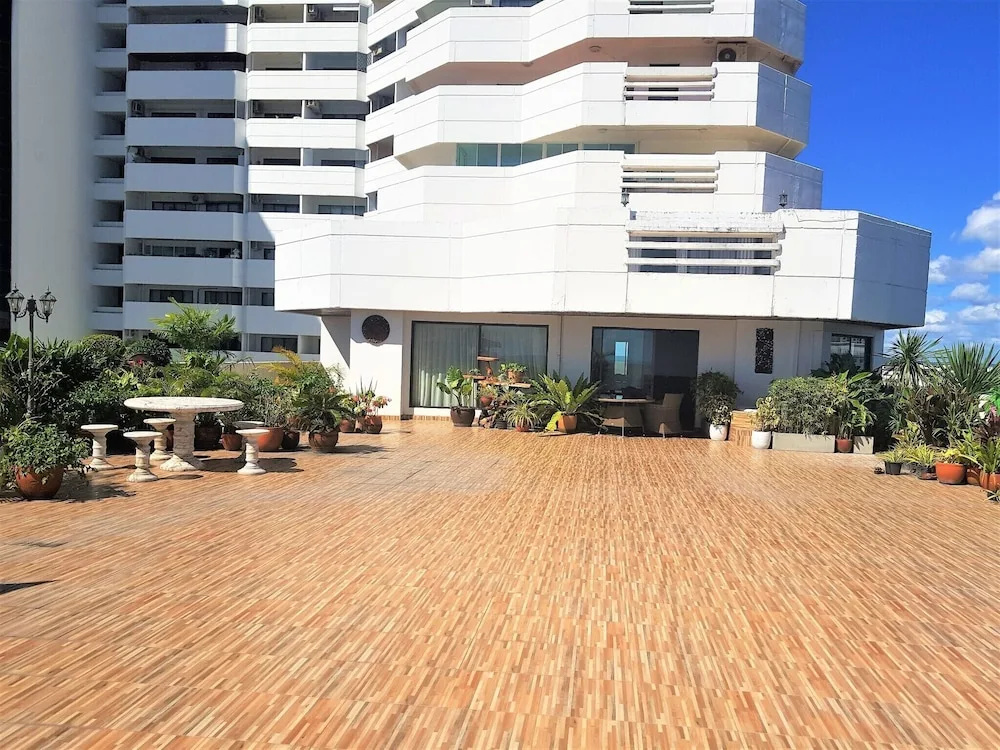 Fantastic 2 bed With Huge Balcony & sea Views