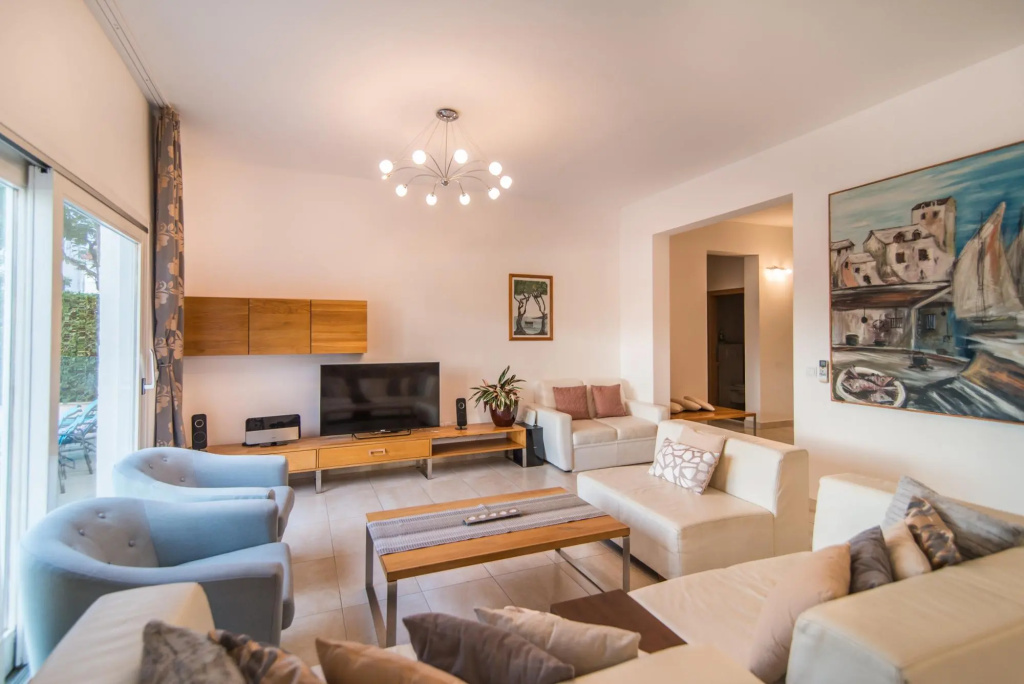 Mirca in Supetar with 7 bedrooms and 6 bathrooms