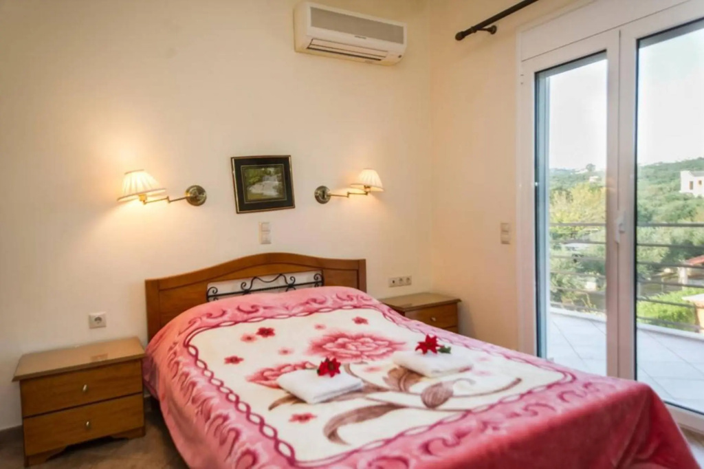 Seaview flat in an olive grove by the beach