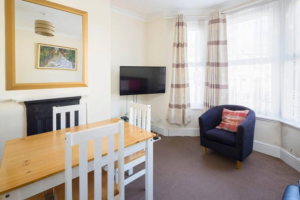 Welcoming 3BR Flat With Parking in Gillingham