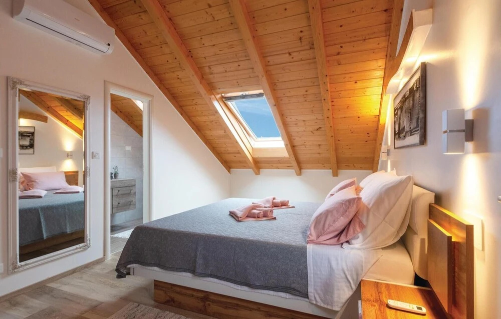 Awesome Home In Mikulina Luka With Wifi