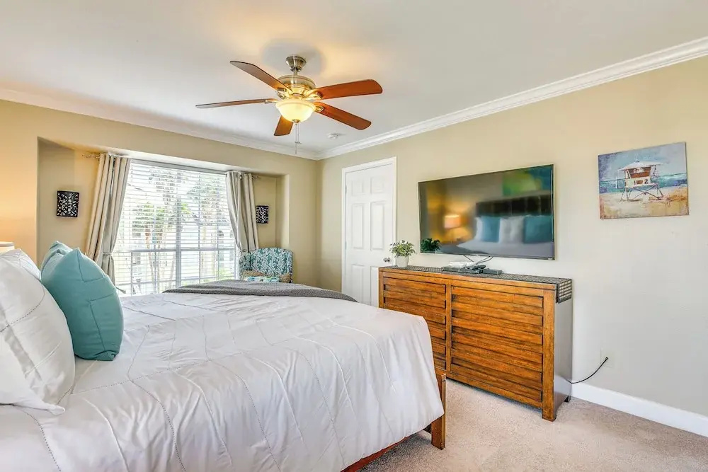 Walk to Babes Beach! 3rd-floor Condo w/ Pool