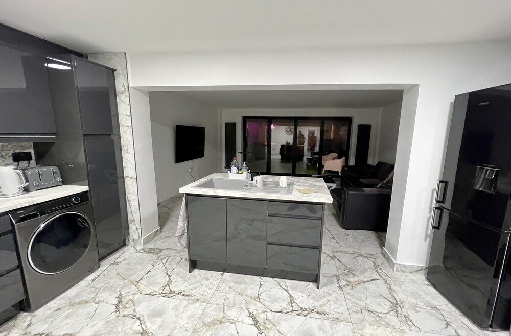 Penthouse Style Luxury 2 Bedroom House has Hot-Tub, extra fees apply