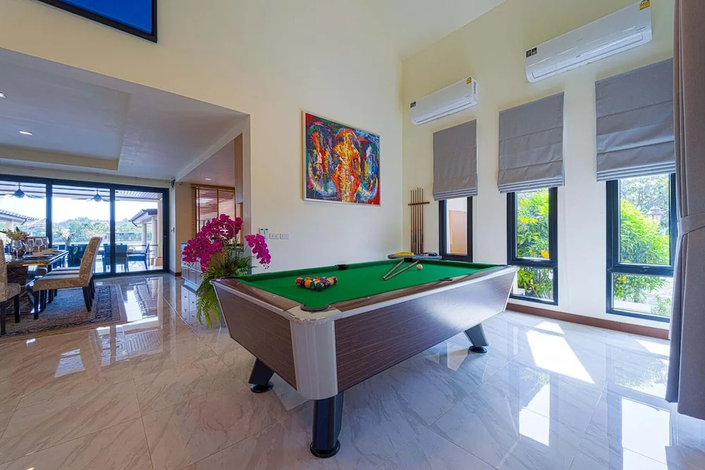 Luxury 5 Bedroom Villa Close to Beach SRS