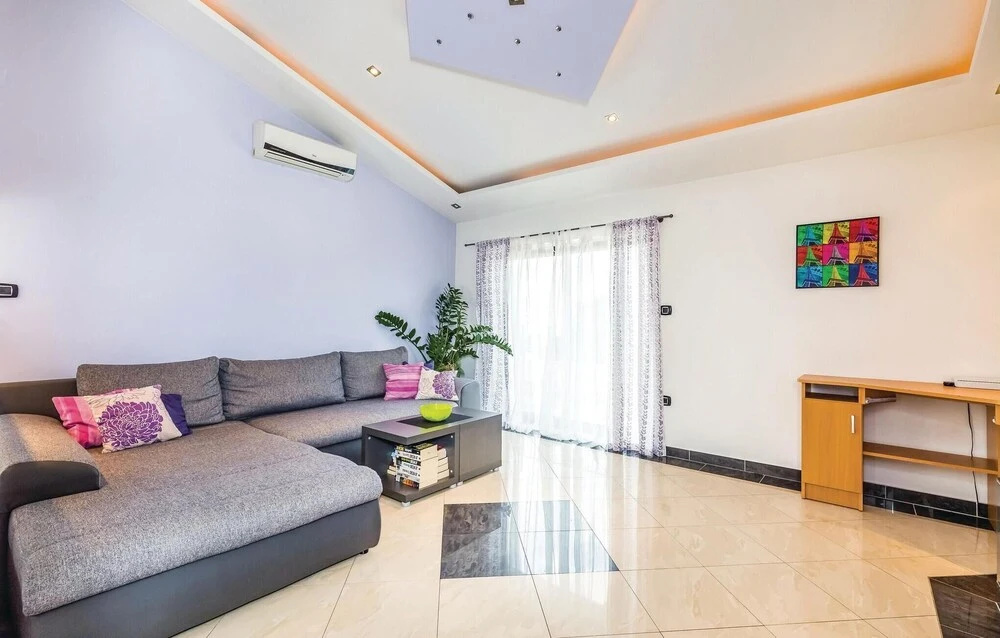 6 Bedroom Stunning Home In Spincici
