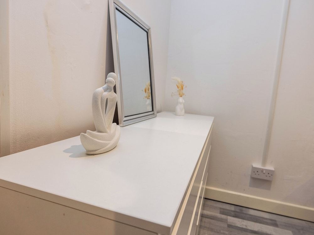 1 Bed-4guests-sofabed-wifi-closetocity-parking