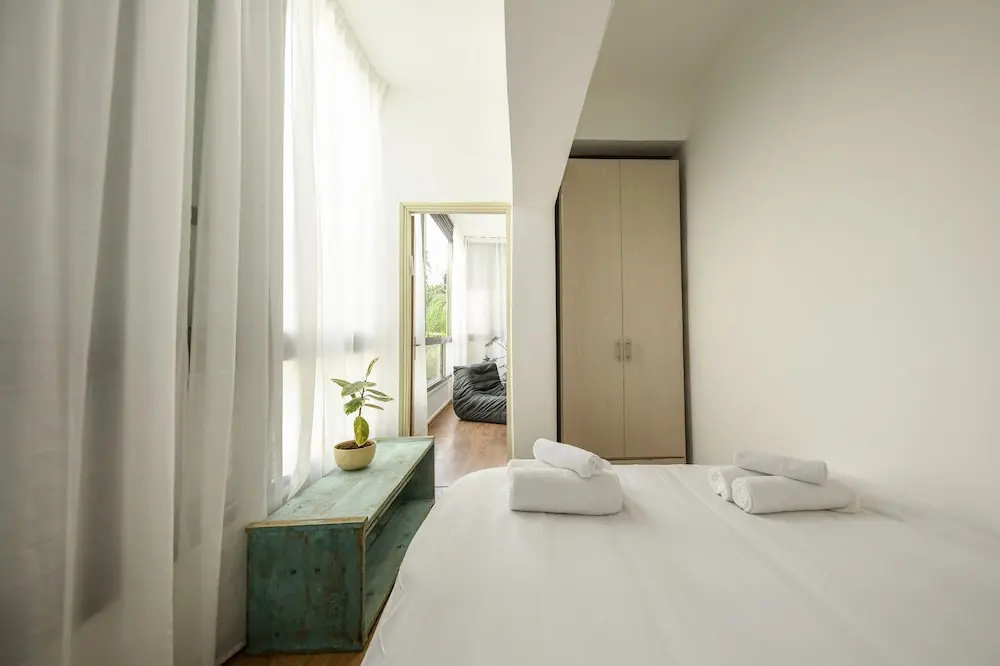 Stylish 2-Bedroom Green Oasis