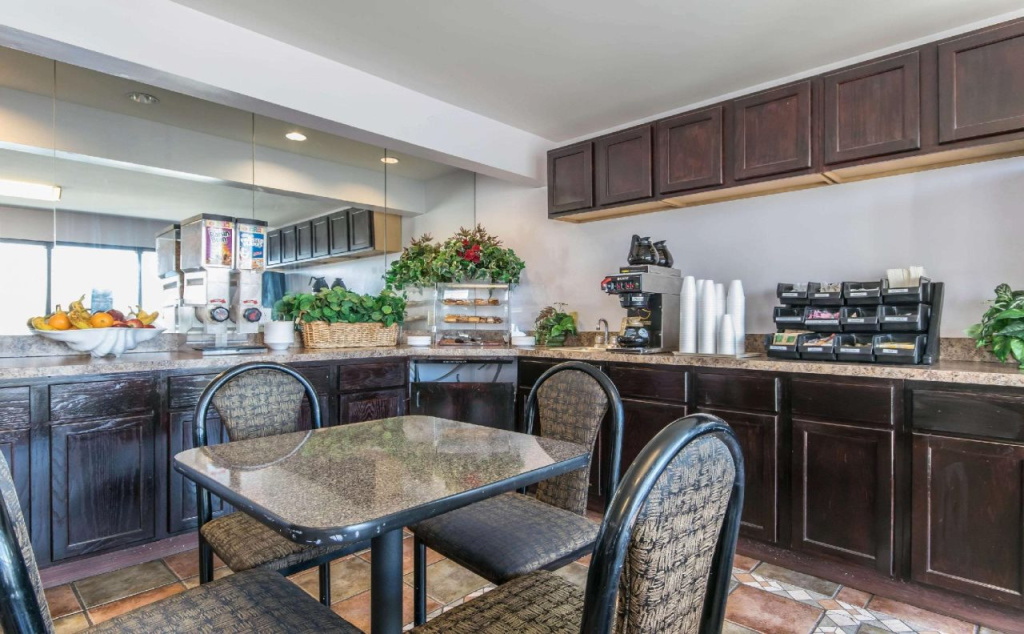 Studio 6 Suites Louisville KY Airport/Expo Center
