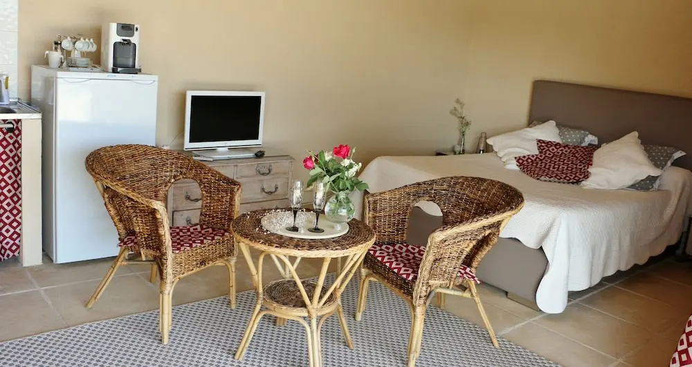 Bright Studio in Tarascon, Provence, With Pool Access, Furnished Garde