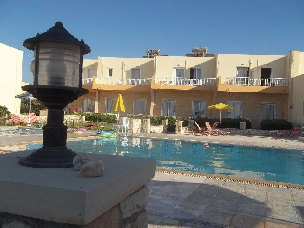 Chrisanna Apartments & Studios
