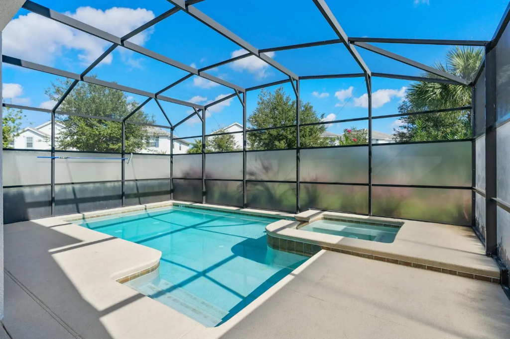Storey Lake -6 Bedrooms Luxury home w-pool & spa