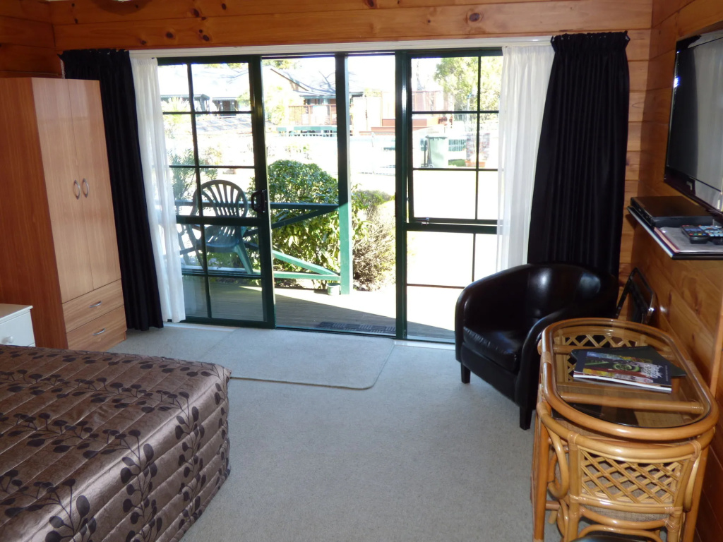 Cedarwood Lakeside Motel & Conference Venue