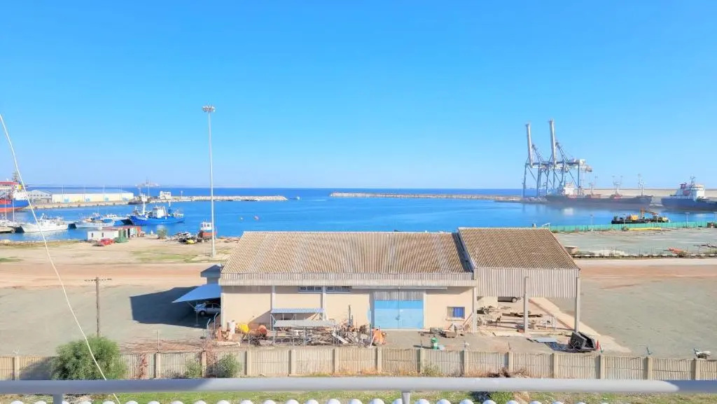 Apartment with 360° balcony and Direct Sea and Harbour View!