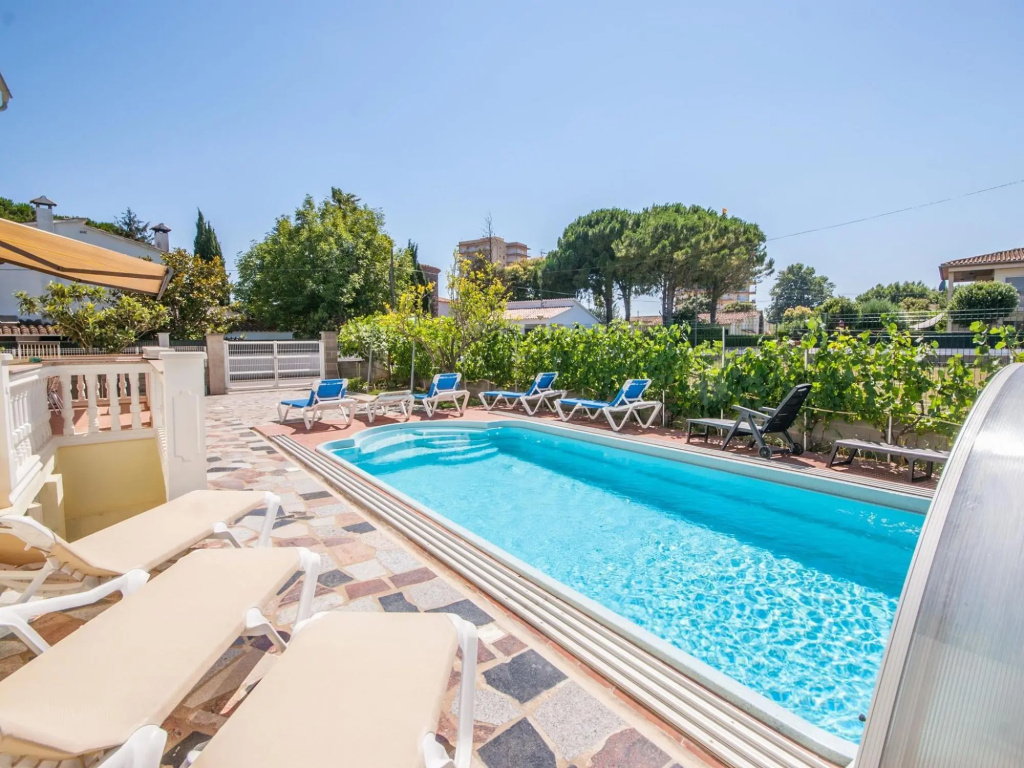 Holiday Home with private pool in Sant Pere Pescador
