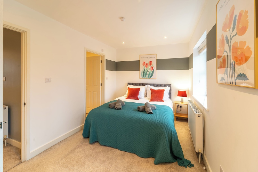 4 Bed House - Cheltenham & Gloucester - Sleeps 8