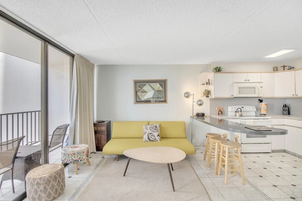 High Rise Ocean View Waikiki Condo, FREE Parking & Wi-Fi