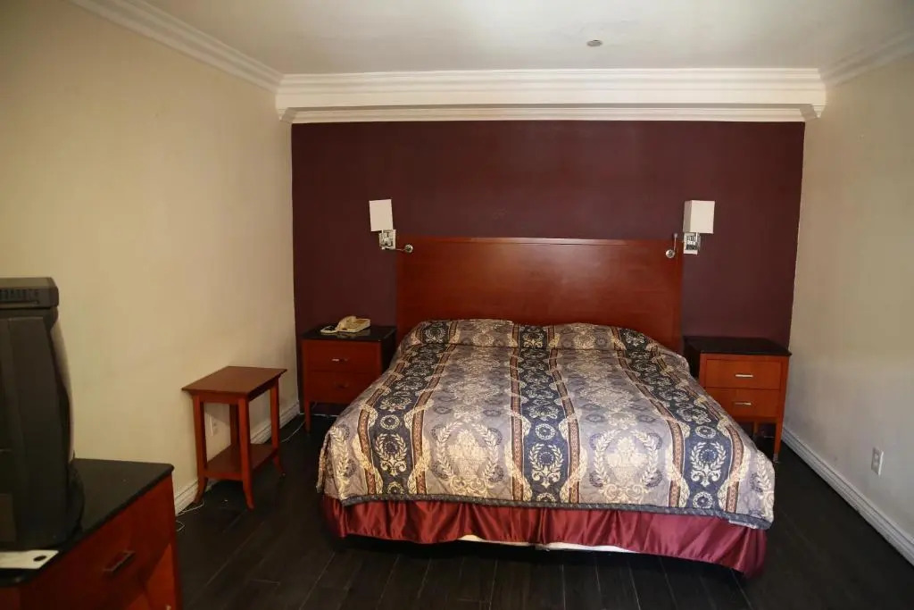 Chateau Inn & Suites