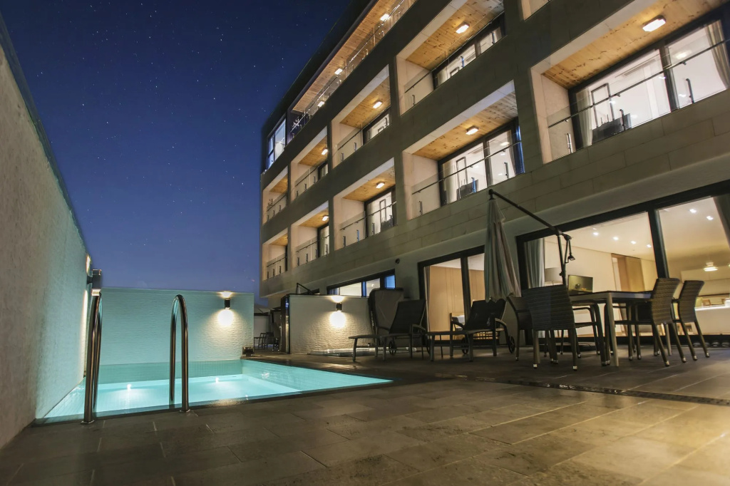 Hotel & Pool Villa Attirance