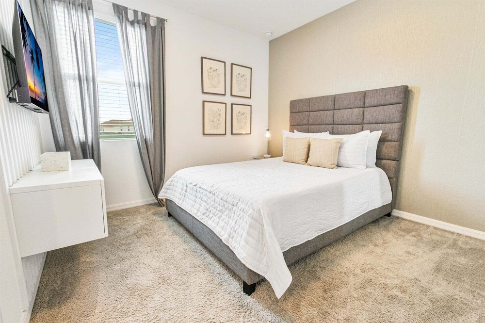 Spacious 6-bedroom Home With Private Pool & Spa in Solara Resort Just 7 Miles to Disney!
