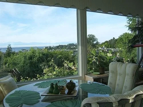 A Downtown Victoria Ocean View Bed and Breakfast