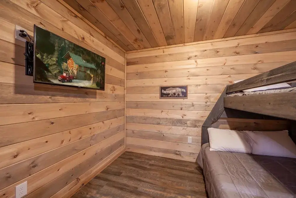Hawkeye Ridge 3 Bedroom Cabin by RedAwning