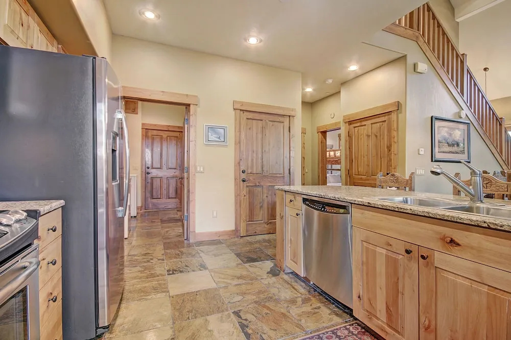 Premier 2-story Townhome Minutes From Winter Activities 3 Bedroom Townhouse by RedAwning