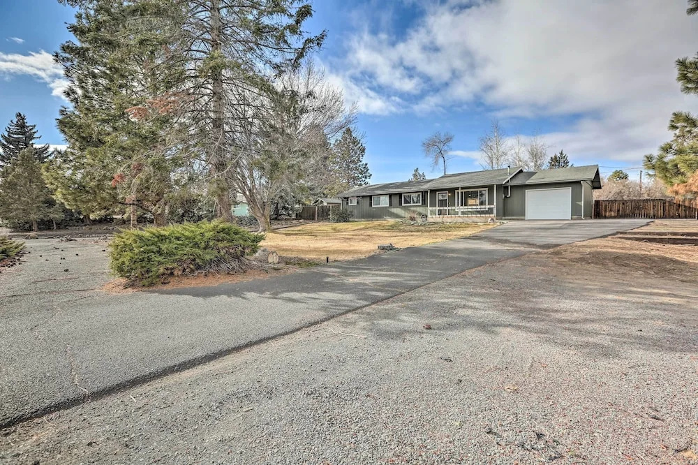 Relaxing Redmond Retreat: Golf, Hike & Ski!