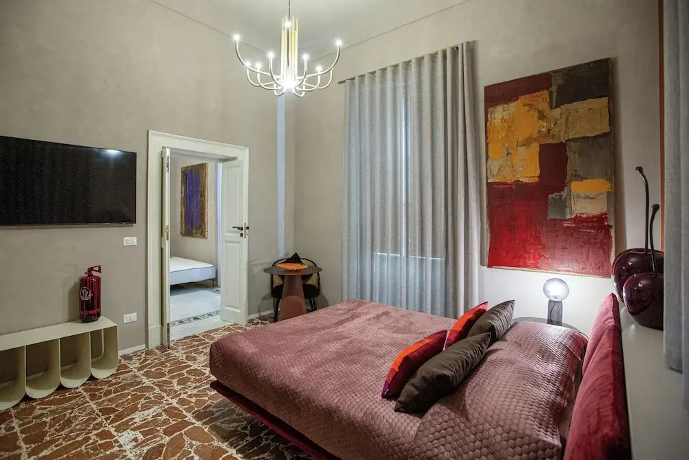 Reverse Art Hotel