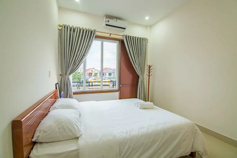 Au Lac Bar & Hostel