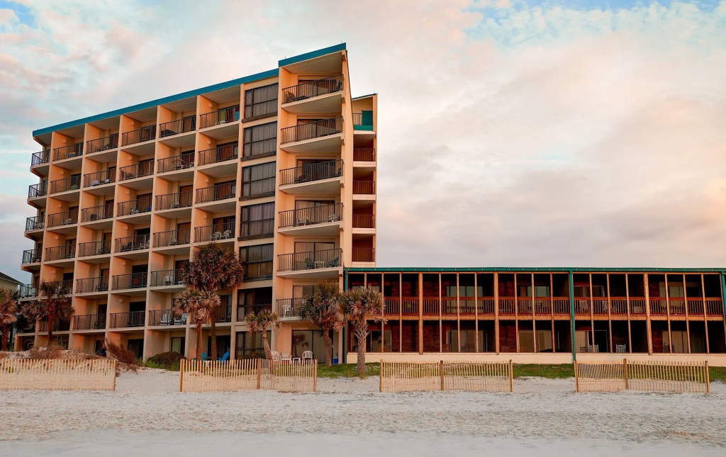 The Oceanfront Litchfield Inn 251
